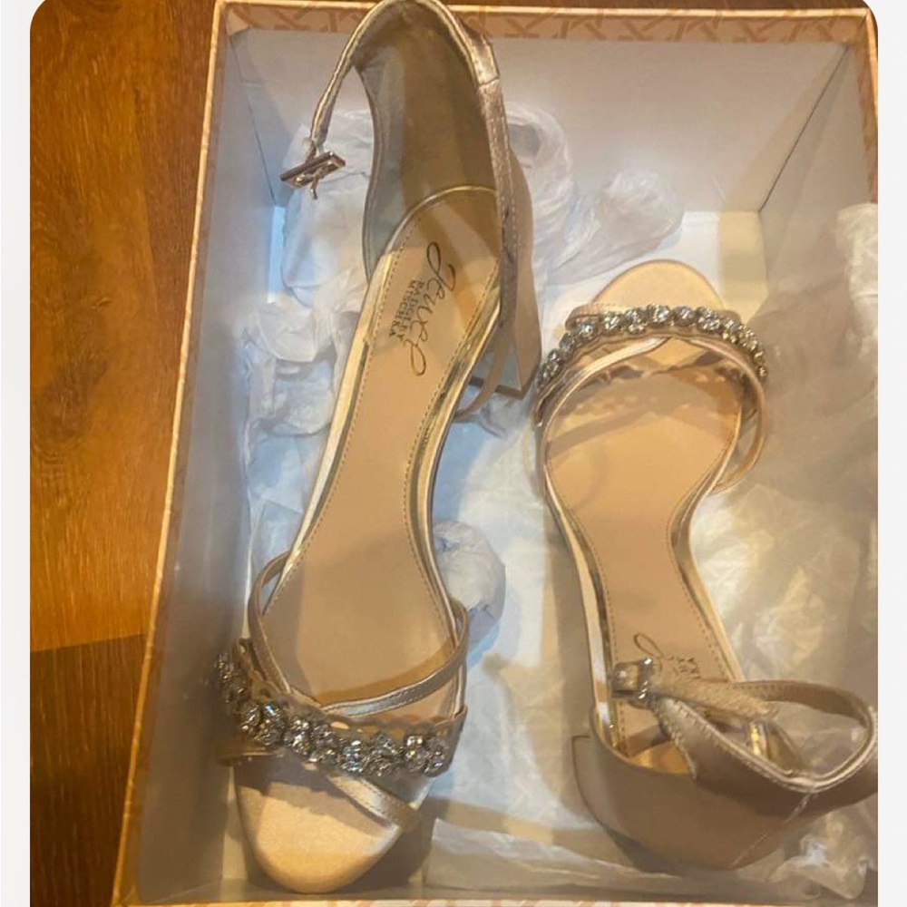 NWOT Jewel Badgley Mischka Chunky Heel Open Toe Sandle with Crystals Size 8.5